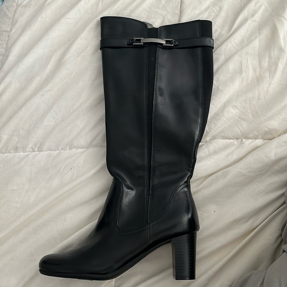 Life Stride Leather just under the knee boots, never worn, with stretch 4 calves